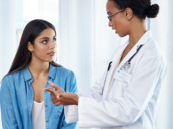 Die Gynäkologin ist im Gespräch und Austausch mit einer Patientin